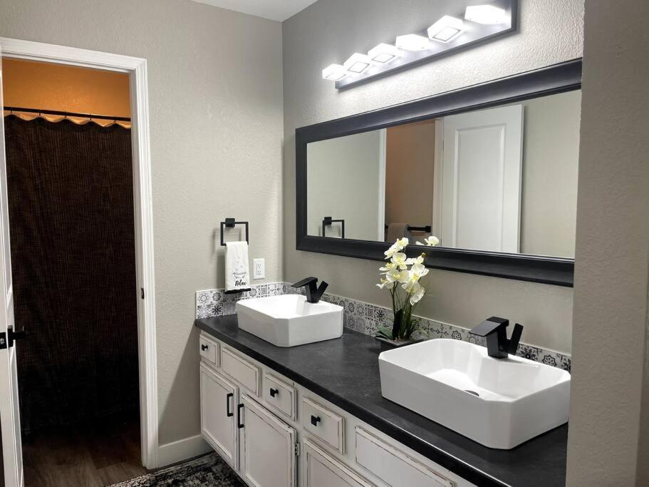 New Remodeled Luxury Condo By The Lake, No Stairs! Branson Eksteriør bilde